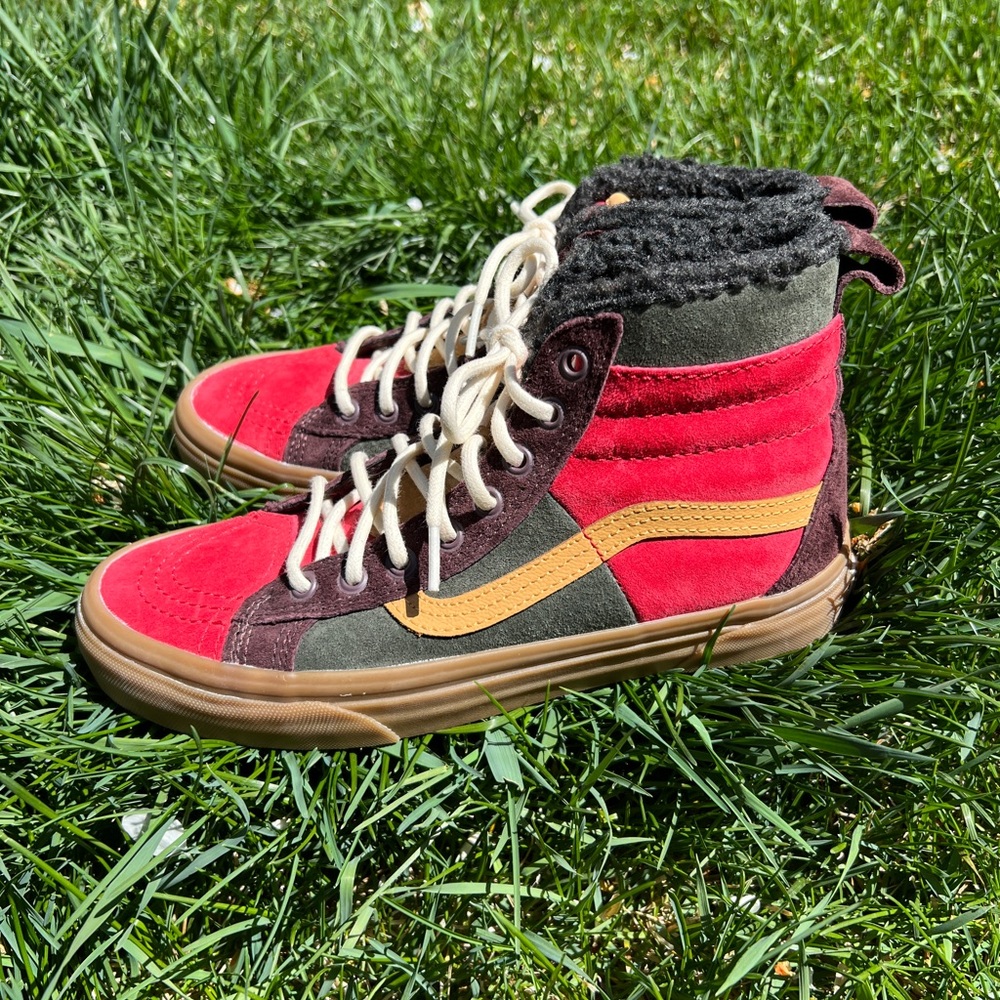 Vans Sk8-Hi MTE Women’s size 8US Poinsettia High Top Sneakers